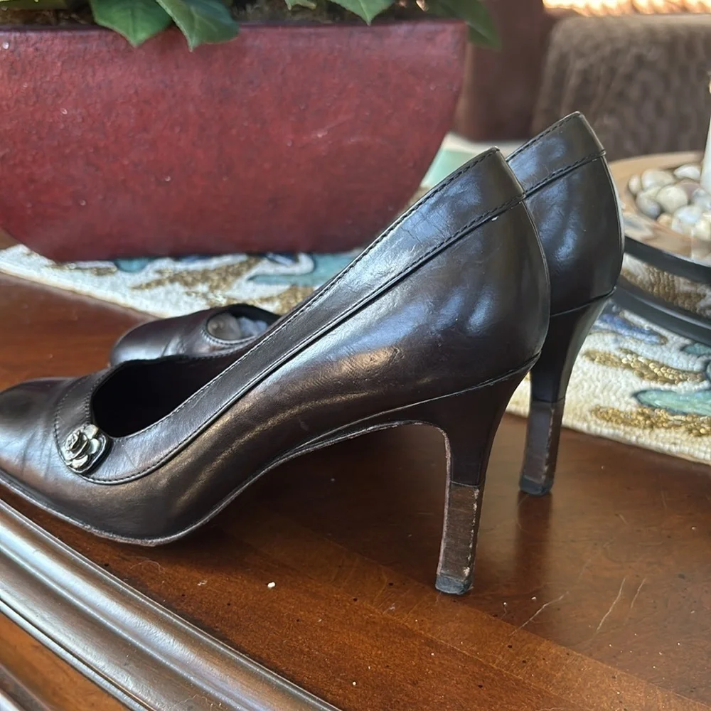 Chanel Black Leather Heels Rounded Toe w/ Floral Metal Logo Accent Made in Italy